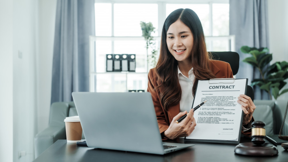 Les avantages et inconvénients des contrats types : une analyse juridique
